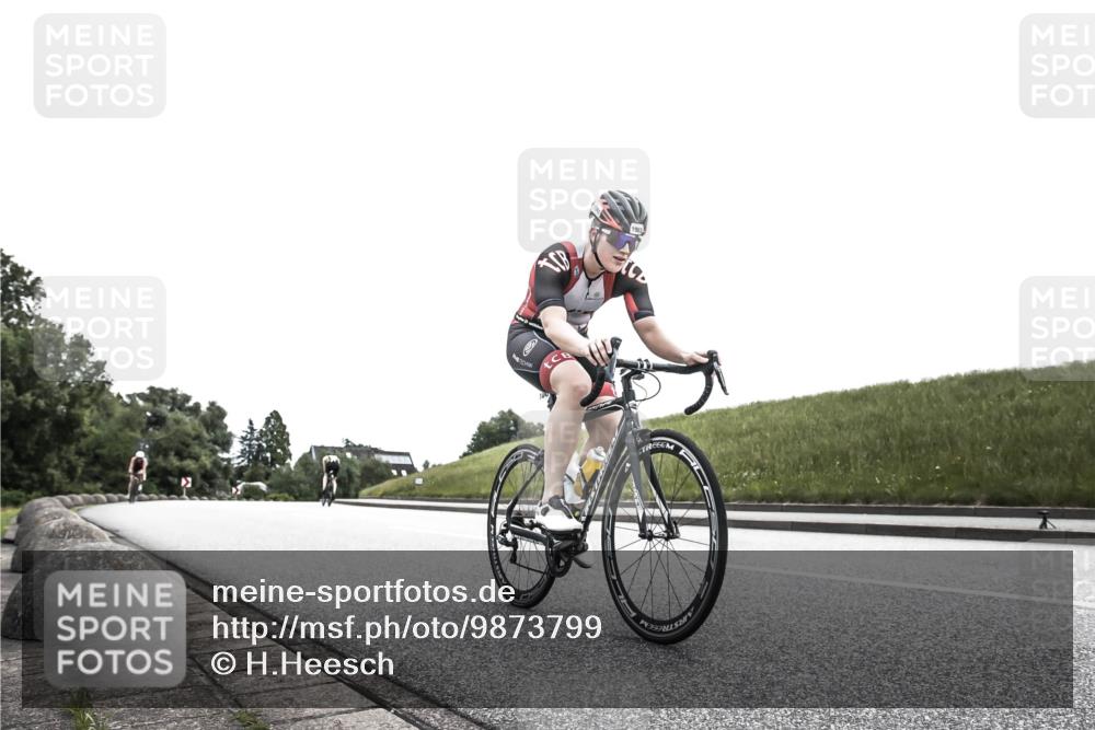21.06.2026 - 29. Vierlanden-Triathlon H.Heesch http://msf.ph/oto/9873799 21.06.2026 12:34:02 Radfahren 804, 879, 1002, 1006, 1015 meine-sportfotos.de