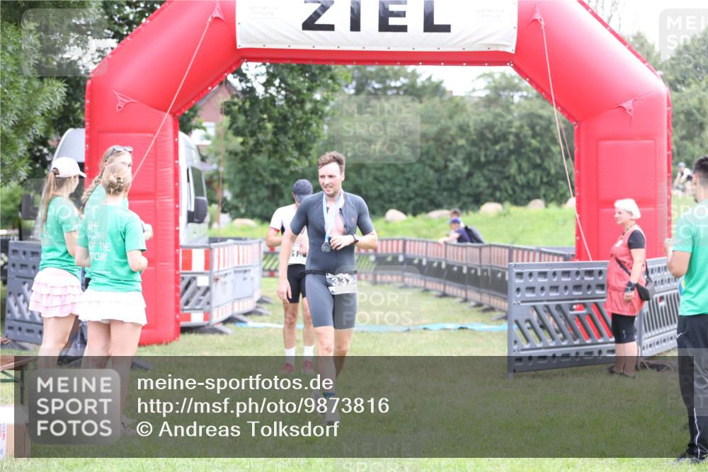 21.06.2026 - 29. Vierlanden-Triathlon Andreas Tolksdorf http://msf.ph/oto/9873816 21.06.2026 11:03:12 Ziel 312, 312 meine-sportfotos.de