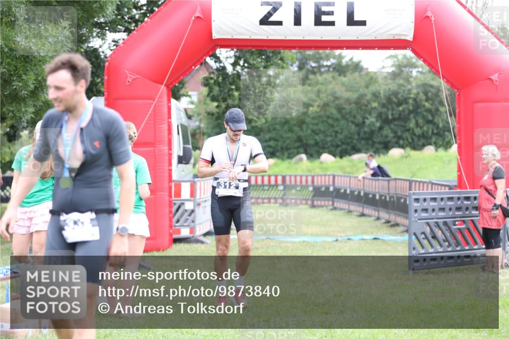 21.06.2026 - 29. Vierlanden-Triathlon Andreas Tolksdorf http://msf.ph/oto/9873840 21.06.2026 11:03:17 Ziel  meine-sportfotos.de