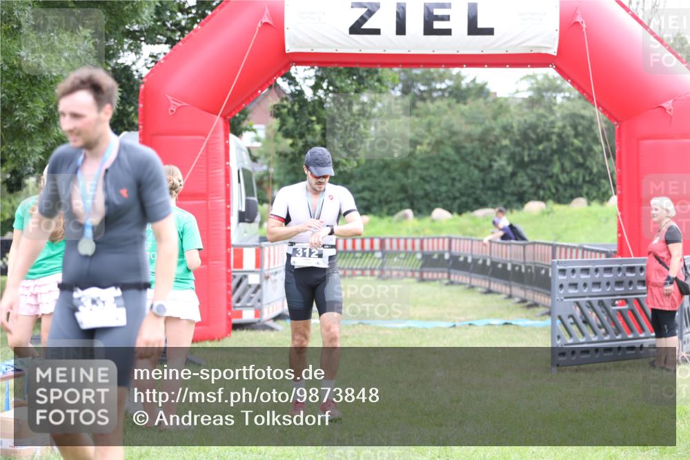 21.06.2026 - 29. Vierlanden-Triathlon Andreas Tolksdorf http://msf.ph/oto/9873848 21.06.2026 11:03:17 Ziel  meine-sportfotos.de