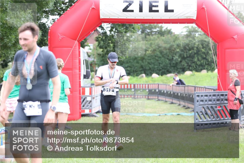 21.06.2026 - 29. Vierlanden-Triathlon Andreas Tolksdorf http://msf.ph/oto/9873854 21.06.2026 11:03:18 Ziel  meine-sportfotos.de