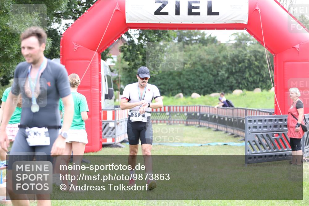 21.06.2026 - 29. Vierlanden-Triathlon Andreas Tolksdorf http://msf.ph/oto/9873863 21.06.2026 11:03:18 Ziel  meine-sportfotos.de
