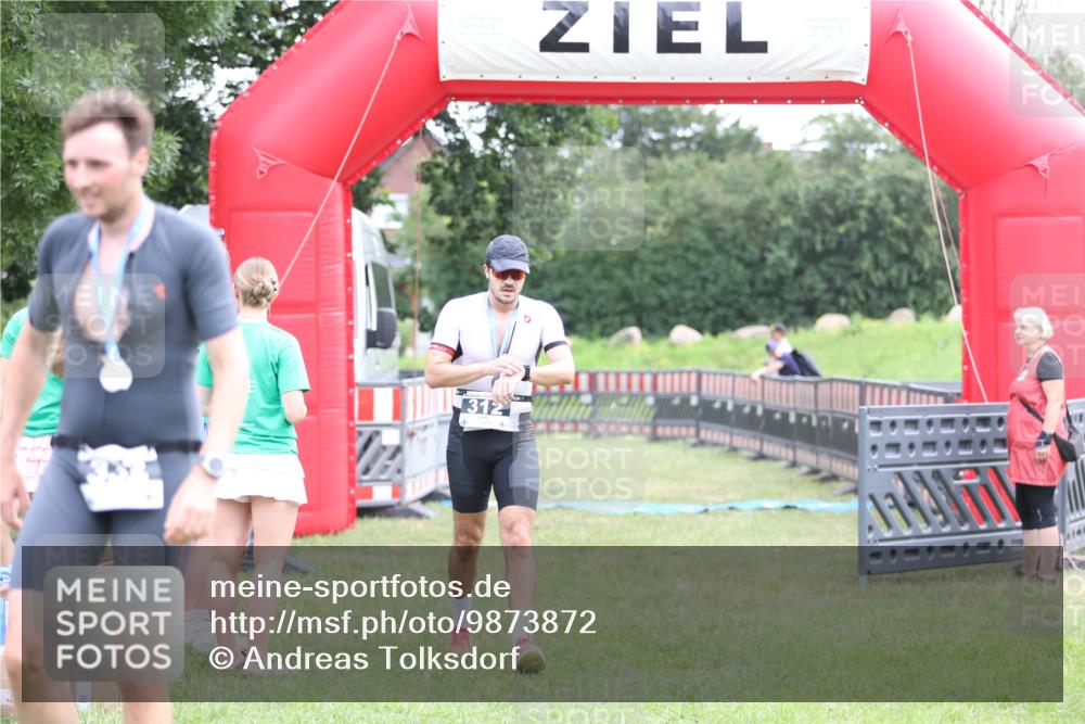 21.06.2026 - 29. Vierlanden-Triathlon Andreas Tolksdorf http://msf.ph/oto/9873872 21.06.2026 11:03:18 Ziel  meine-sportfotos.de