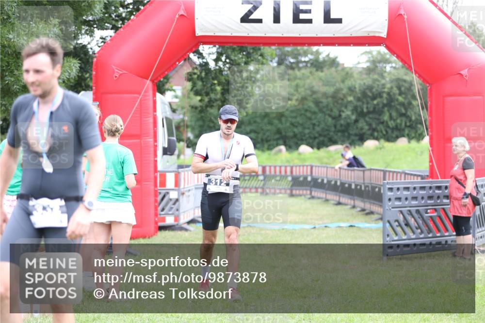 21.06.2026 - 29. Vierlanden-Triathlon Andreas Tolksdorf http://msf.ph/oto/9873878 21.06.2026 11:03:18 Ziel  meine-sportfotos.de