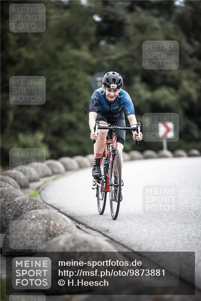 21.06.2026 - 29. Vierlanden-Triathlon H.Heesch http://msf.ph/oto/9873881 21.06.2026 12:15:57 Radfahren 818, 833, 852 meine-sportfotos.de