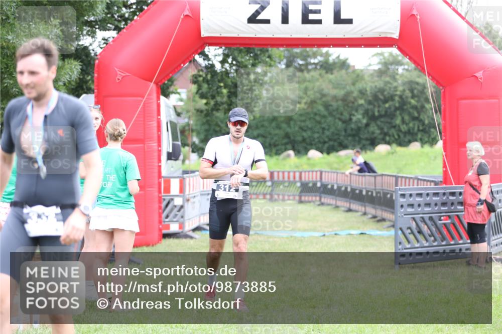 21.06.2026 - 29. Vierlanden-Triathlon Andreas Tolksdorf http://msf.ph/oto/9873885 21.06.2026 11:03:18 Ziel  meine-sportfotos.de