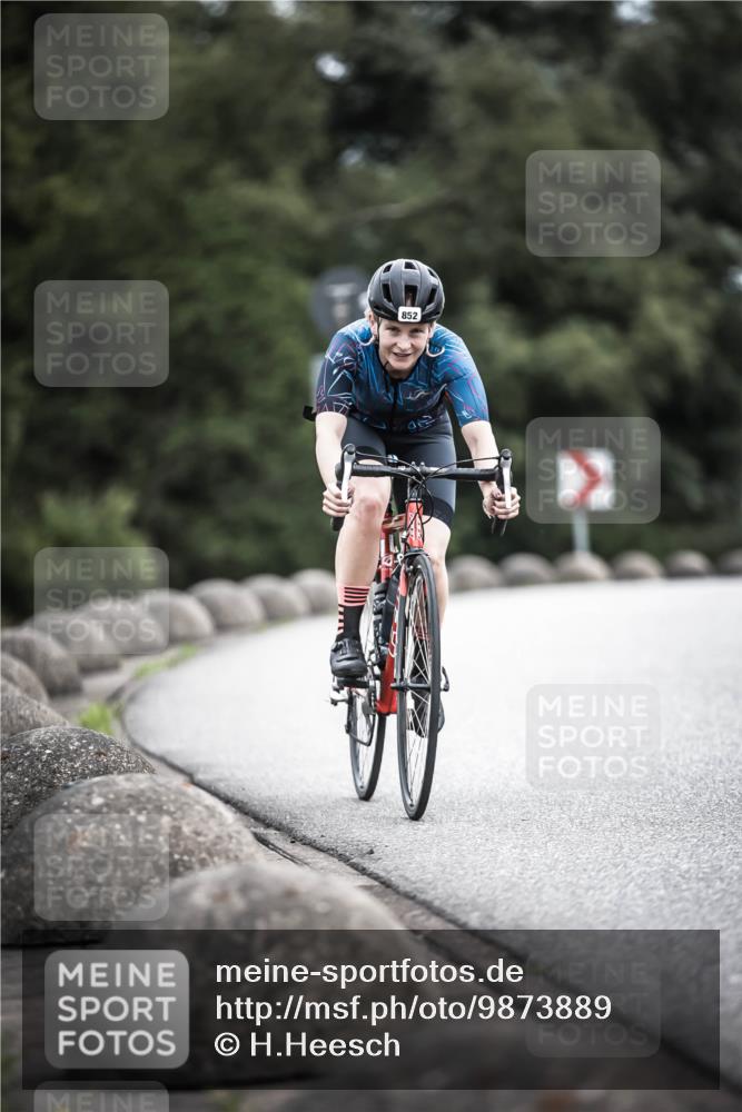 21.06.2026 - 29. Vierlanden-Triathlon H.Heesch http://msf.ph/oto/9873889 21.06.2026 12:15:57 Radfahren 818, 833, 852 meine-sportfotos.de
