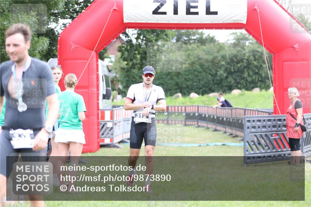 21.06.2026 - 29. Vierlanden-Triathlon Andreas Tolksdorf http://msf.ph/oto/9873890 21.06.2026 11:03:18 Ziel  meine-sportfotos.de