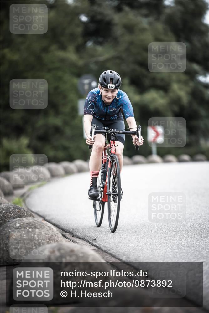 21.06.2026 - 29. Vierlanden-Triathlon H.Heesch http://msf.ph/oto/9873892 21.06.2026 12:15:57 Radfahren 818, 833, 852 meine-sportfotos.de