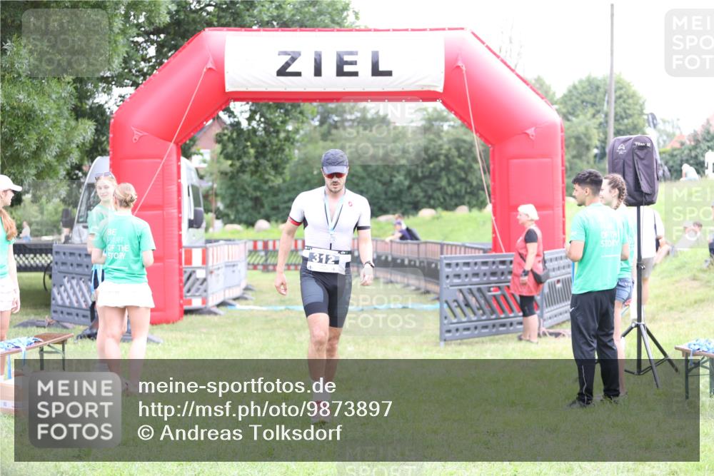 21.06.2026 - 29. Vierlanden-Triathlon Andreas Tolksdorf http://msf.ph/oto/9873897 21.06.2026 11:03:19 Ziel  meine-sportfotos.de