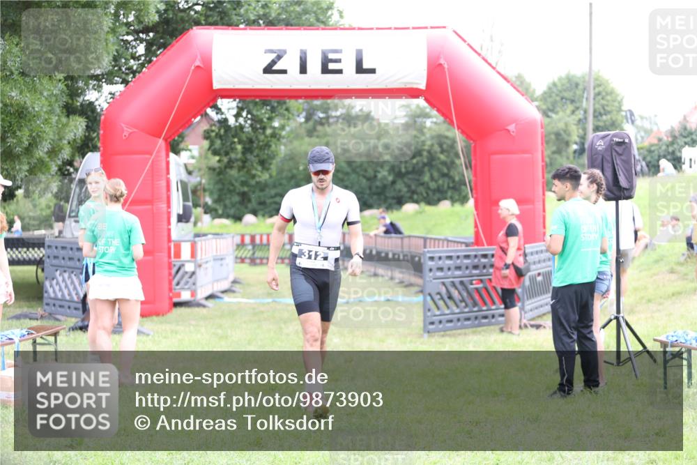 21.06.2026 - 29. Vierlanden-Triathlon Andreas Tolksdorf http://msf.ph/oto/9873903 21.06.2026 11:03:19 Ziel  meine-sportfotos.de