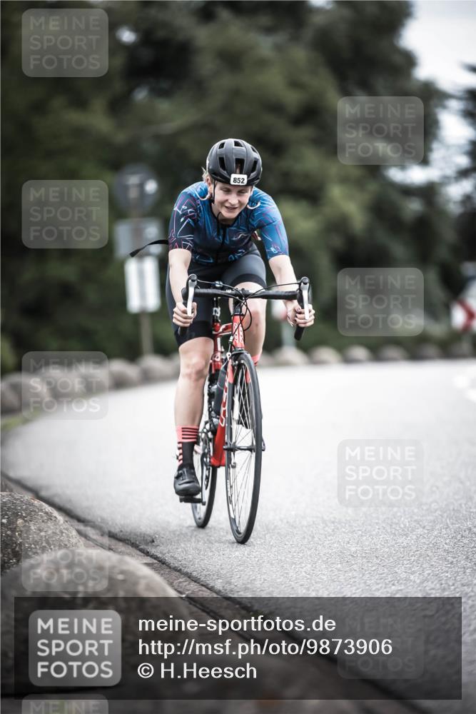 21.06.2026 - 29. Vierlanden-Triathlon H.Heesch http://msf.ph/oto/9873906 21.06.2026 12:15:57 Radfahren 818, 833, 852 meine-sportfotos.de