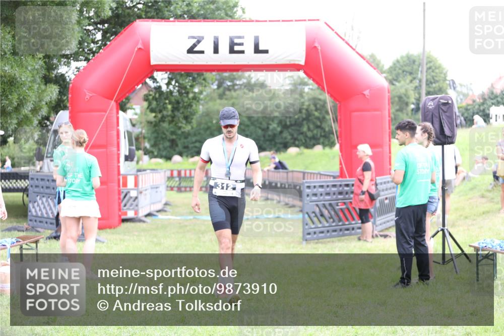 21.06.2026 - 29. Vierlanden-Triathlon Andreas Tolksdorf http://msf.ph/oto/9873910 21.06.2026 11:03:19 Ziel  meine-sportfotos.de