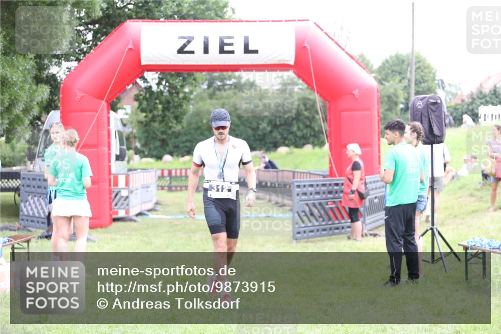 21.06.2026 - 29. Vierlanden-Triathlon Andreas Tolksdorf http://msf.ph/oto/9873915 21.06.2026 11:03:19 Ziel  meine-sportfotos.de