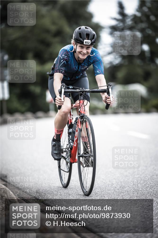 21.06.2026 - 29. Vierlanden-Triathlon H.Heesch http://msf.ph/oto/9873930 21.06.2026 12:15:57 Radfahren 818, 833, 852 meine-sportfotos.de