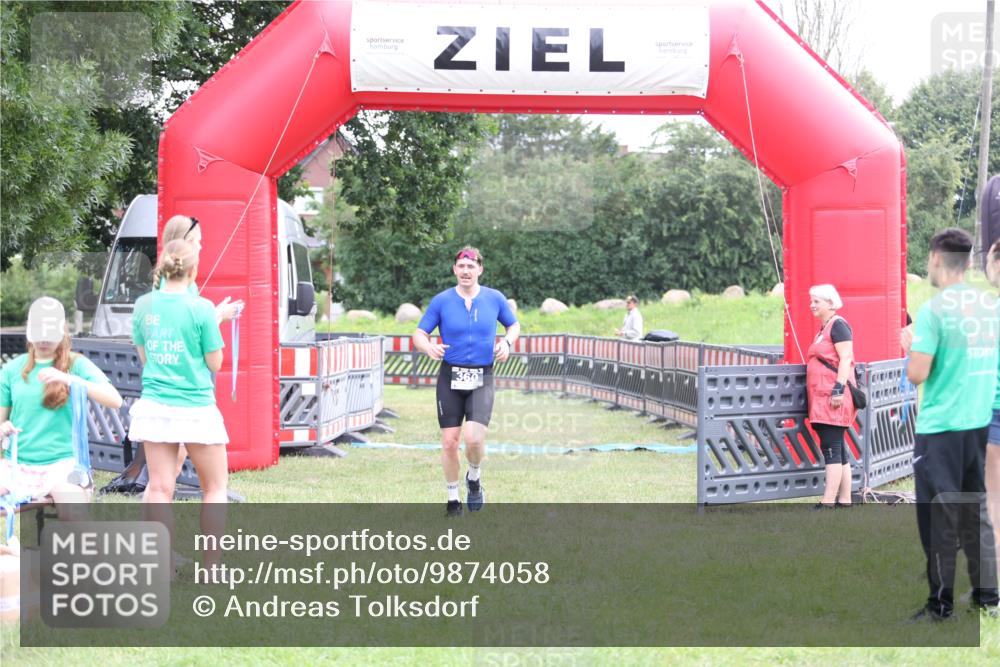 21.06.2026 - 29. Vierlanden-Triathlon Andreas Tolksdorf http://msf.ph/oto/9874058 21.06.2026 11:04:21 Ziel 360, 360 meine-sportfotos.de