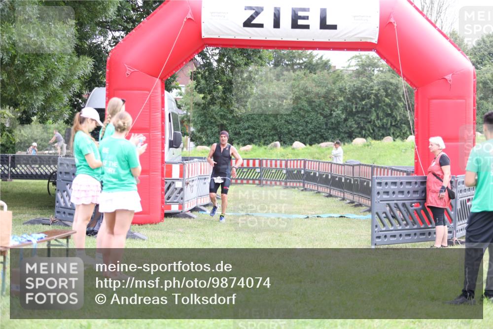 21.06.2026 - 29. Vierlanden-Triathlon Andreas Tolksdorf http://msf.ph/oto/9874074 21.06.2026 11:04:40 Ziel 420, 420 meine-sportfotos.de