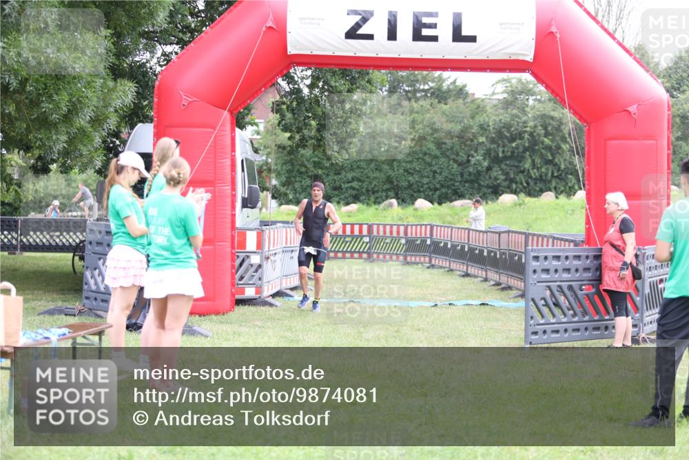 21.06.2026 - 29. Vierlanden-Triathlon Andreas Tolksdorf http://msf.ph/oto/9874081 21.06.2026 11:04:40 Ziel 420, 420 meine-sportfotos.de