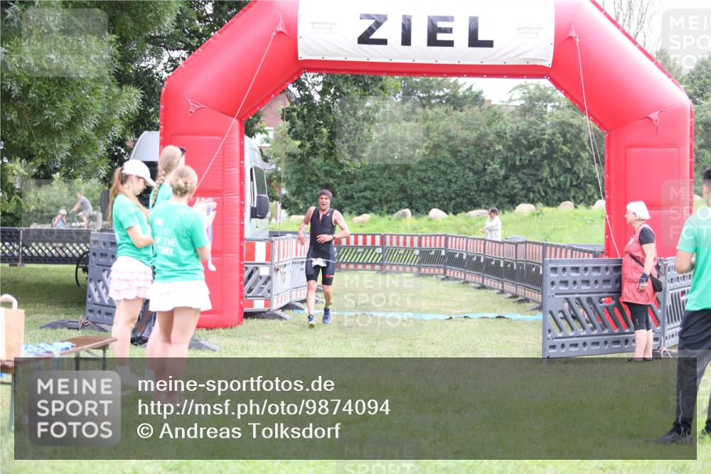 21.06.2026 - 29. Vierlanden-Triathlon Andreas Tolksdorf http://msf.ph/oto/9874094 21.06.2026 11:04:40 Ziel 420, 420 meine-sportfotos.de