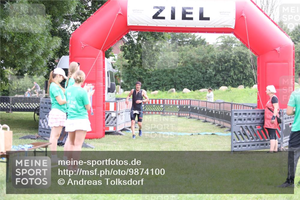 21.06.2026 - 29. Vierlanden-Triathlon Andreas Tolksdorf http://msf.ph/oto/9874100 21.06.2026 11:04:40 Ziel 420, 420 meine-sportfotos.de