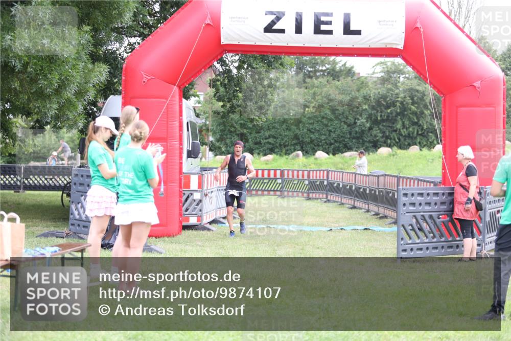 21.06.2026 - 29. Vierlanden-Triathlon Andreas Tolksdorf http://msf.ph/oto/9874107 21.06.2026 11:04:40 Ziel 420, 420 meine-sportfotos.de