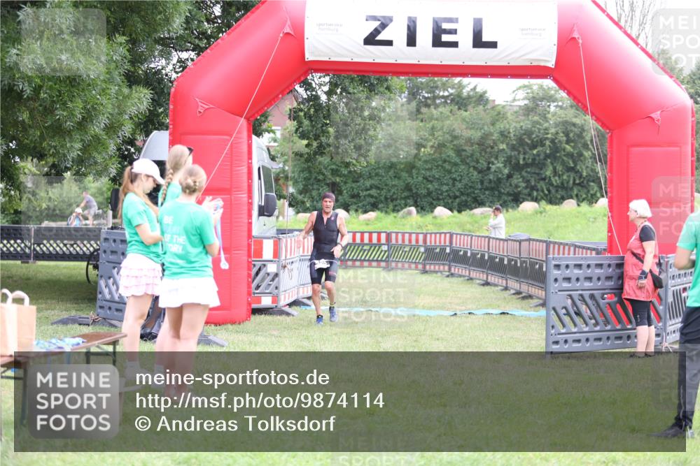 21.06.2026 - 29. Vierlanden-Triathlon Andreas Tolksdorf http://msf.ph/oto/9874114 21.06.2026 11:04:40 Ziel 420, 420 meine-sportfotos.de