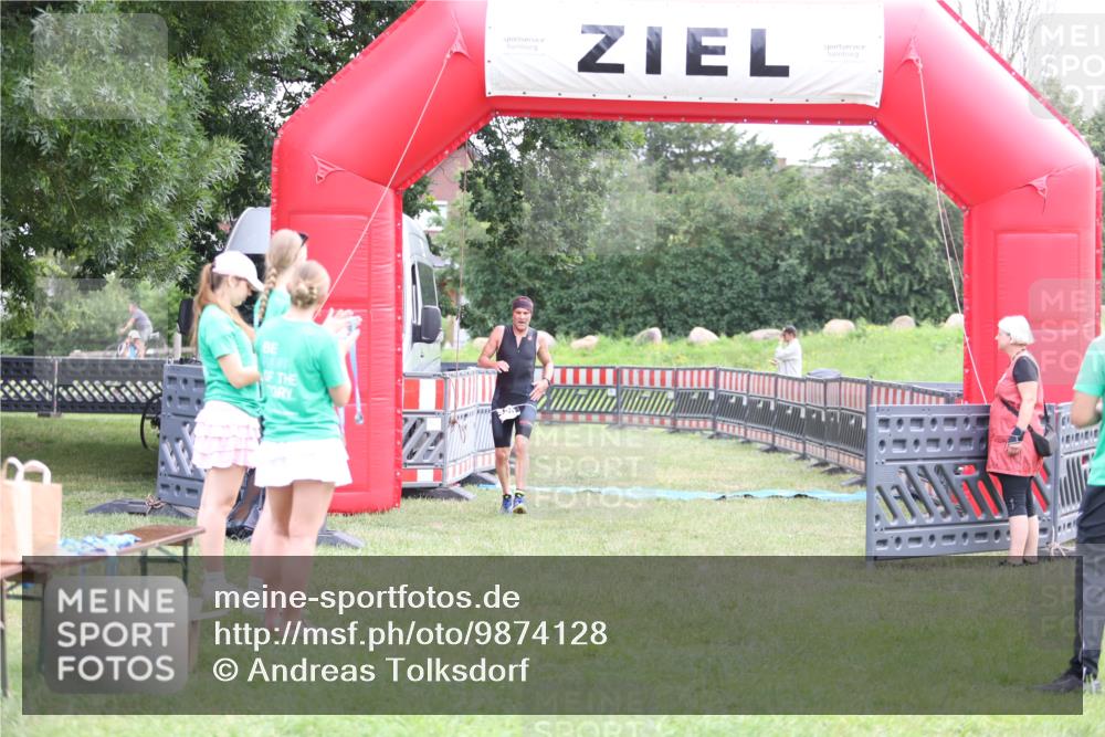 21.06.2026 - 29. Vierlanden-Triathlon Andreas Tolksdorf http://msf.ph/oto/9874128 21.06.2026 11:04:40 Ziel 420, 420 meine-sportfotos.de