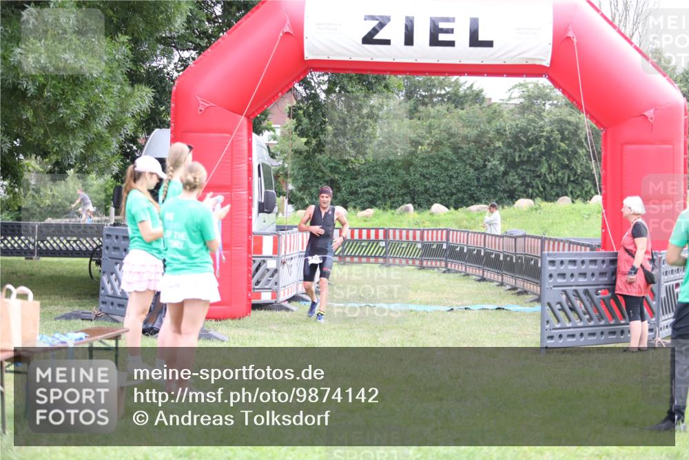 21.06.2026 - 29. Vierlanden-Triathlon Andreas Tolksdorf http://msf.ph/oto/9874142 21.06.2026 11:04:40 Ziel 420, 420 meine-sportfotos.de