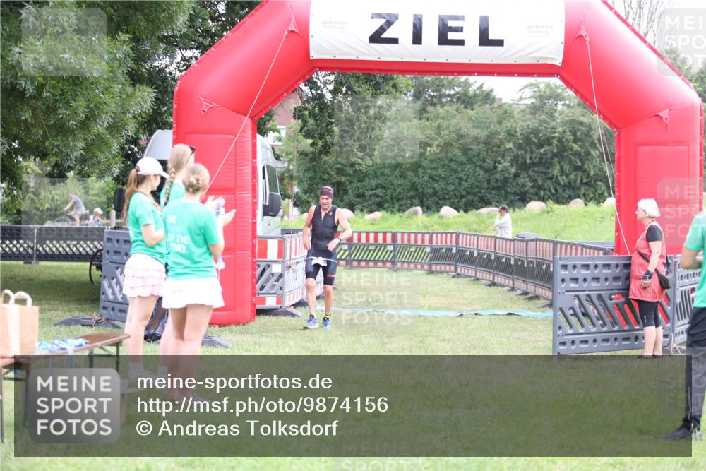21.06.2026 - 29. Vierlanden-Triathlon Andreas Tolksdorf http://msf.ph/oto/9874156 21.06.2026 11:04:41 Ziel 420, 420 meine-sportfotos.de