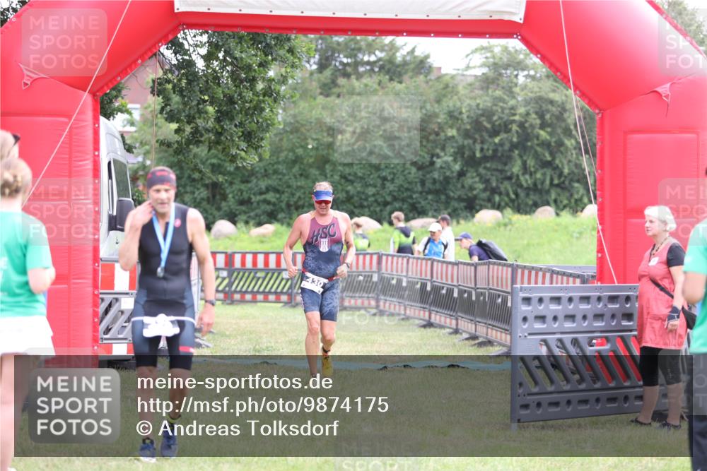 21.06.2026 - 29. Vierlanden-Triathlon Andreas Tolksdorf http://msf.ph/oto/9874175 21.06.2026 11:04:54 Ziel 430, 430 meine-sportfotos.de