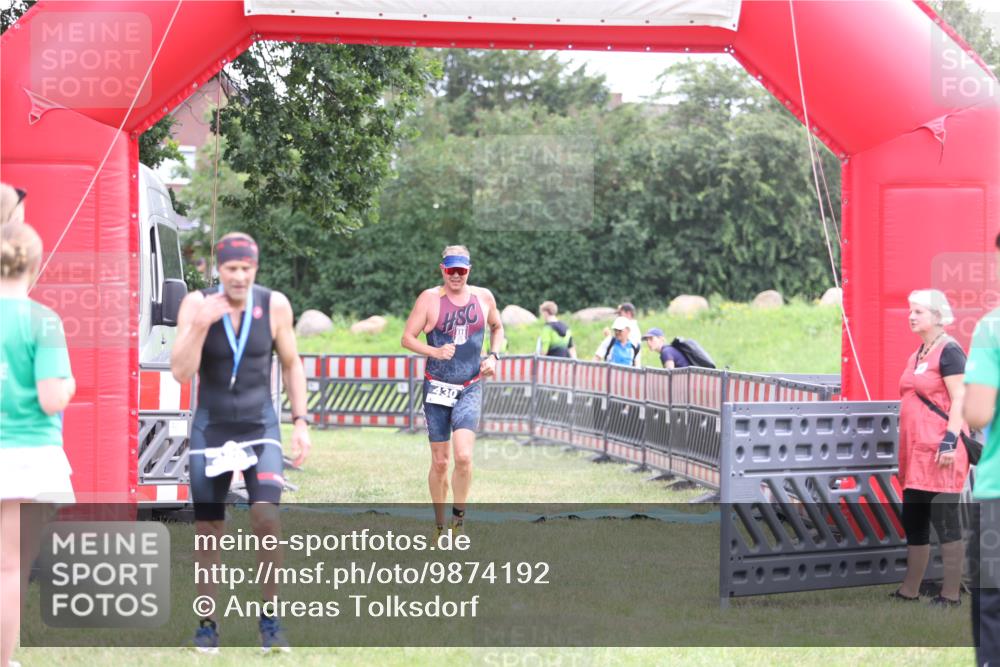 21.06.2026 - 29. Vierlanden-Triathlon Andreas Tolksdorf http://msf.ph/oto/9874192 21.06.2026 11:04:54 Ziel 430, 430 meine-sportfotos.de