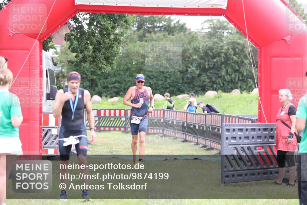 21.06.2026 - 29. Vierlanden-Triathlon Andreas Tolksdorf http://msf.ph/oto/9874199 21.06.2026 11:04:54 Ziel 430, 430 meine-sportfotos.de