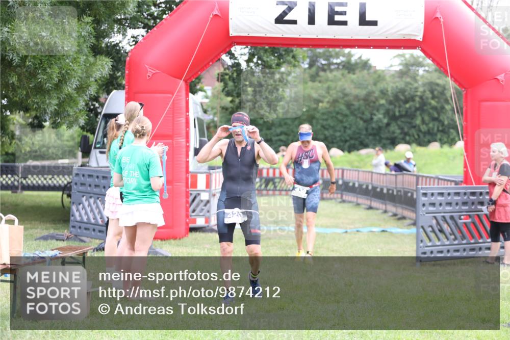 21.06.2026 - 29. Vierlanden-Triathlon Andreas Tolksdorf http://msf.ph/oto/9874212 21.06.2026 11:04:56 Ziel 430, 430 meine-sportfotos.de