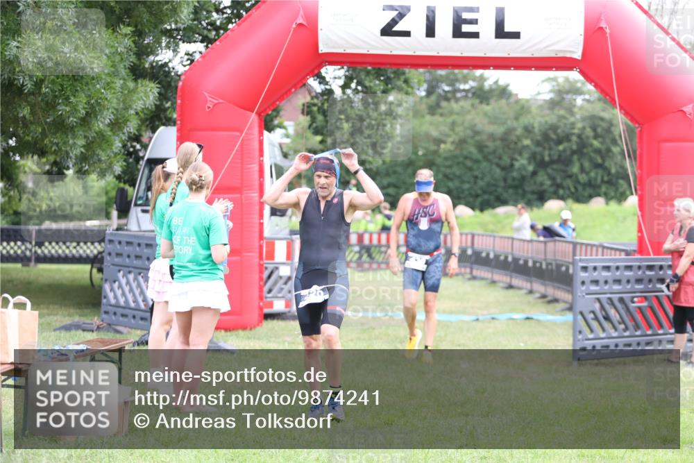 21.06.2026 - 29. Vierlanden-Triathlon Andreas Tolksdorf http://msf.ph/oto/9874241 21.06.2026 11:04:57 Ziel 430, 430 meine-sportfotos.de