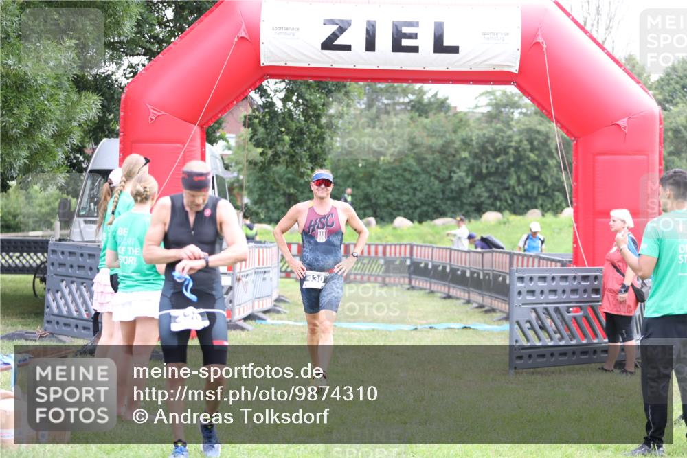 21.06.2026 - 29. Vierlanden-Triathlon Andreas Tolksdorf http://msf.ph/oto/9874310 21.06.2026 11:04:59 Ziel 430, 430 meine-sportfotos.de
