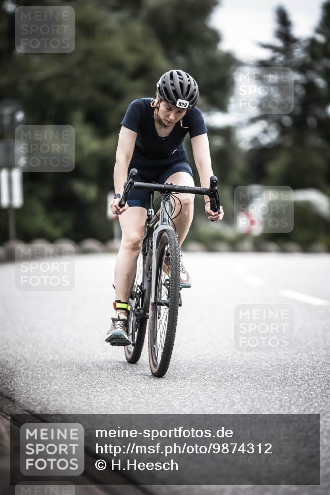 21.06.2026 - 29. Vierlanden-Triathlon H.Heesch http://msf.ph/oto/9874312 21.06.2026 12:16:46 Radfahren 805, 829 meine-sportfotos.de