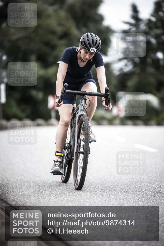 21.06.2026 - 29. Vierlanden-Triathlon H.Heesch http://msf.ph/oto/9874314 21.06.2026 12:16:47 Radfahren 805, 829 meine-sportfotos.de