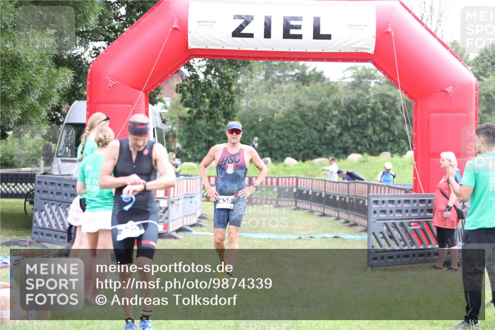21.06.2026 - 29. Vierlanden-Triathlon Andreas Tolksdorf http://msf.ph/oto/9874339 21.06.2026 11:04:59 Ziel 430, 430 meine-sportfotos.de