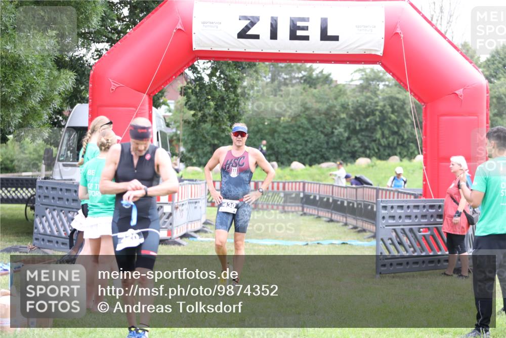21.06.2026 - 29. Vierlanden-Triathlon Andreas Tolksdorf http://msf.ph/oto/9874352 21.06.2026 11:04:59 Ziel 430, 430 meine-sportfotos.de