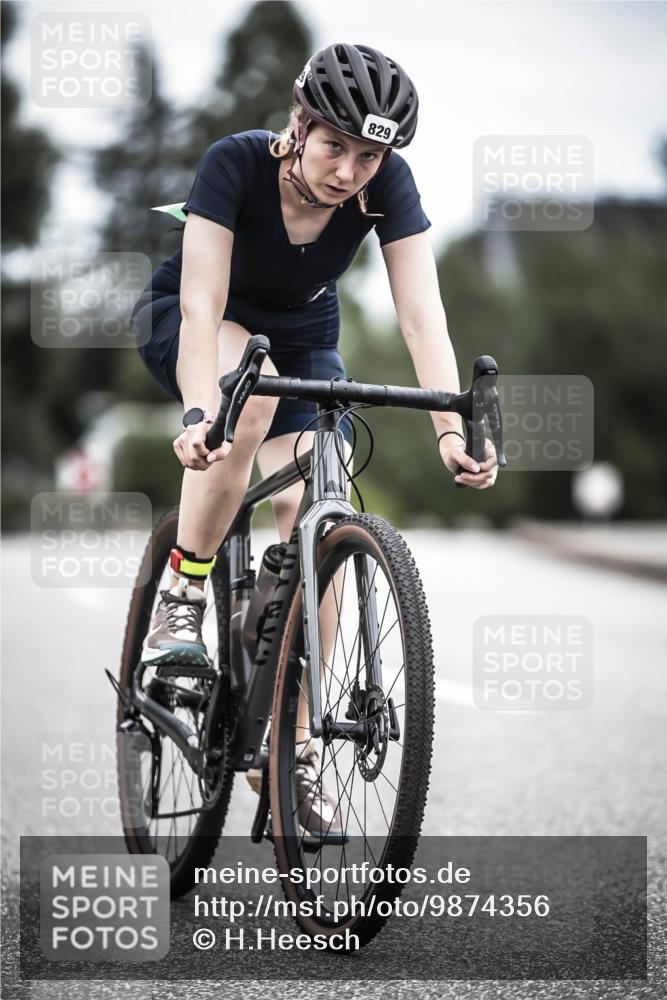 21.06.2026 - 29. Vierlanden-Triathlon H.Heesch http://msf.ph/oto/9874356 21.06.2026 12:16:47 Radfahren 805, 829 meine-sportfotos.de