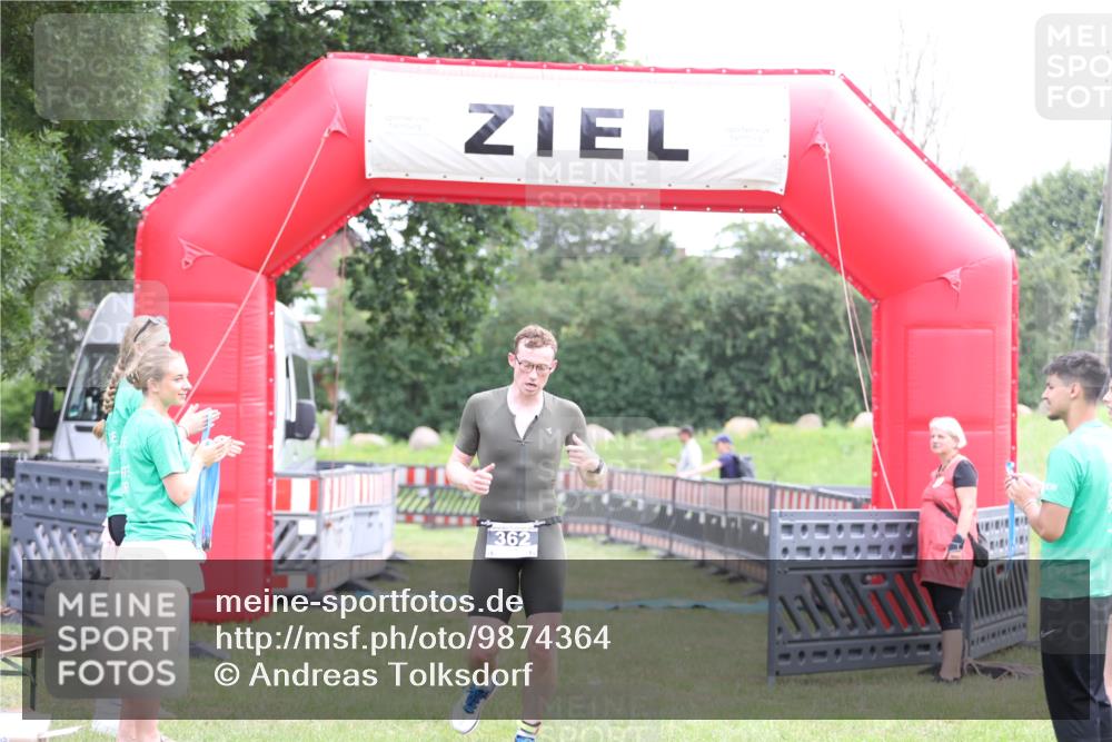 21.06.2026 - 29. Vierlanden-Triathlon Andreas Tolksdorf http://msf.ph/oto/9874364 21.06.2026 11:05:17 Ziel 362, 362 meine-sportfotos.de