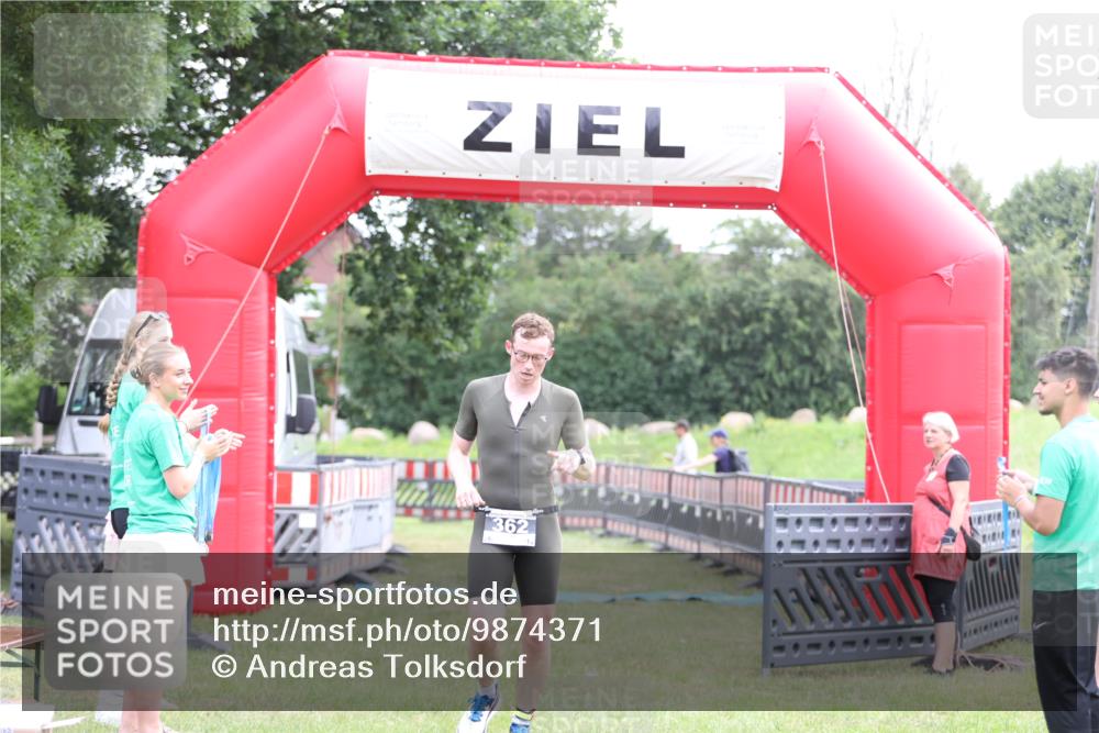 21.06.2026 - 29. Vierlanden-Triathlon Andreas Tolksdorf http://msf.ph/oto/9874371 21.06.2026 11:05:17 Ziel 362, 362 meine-sportfotos.de