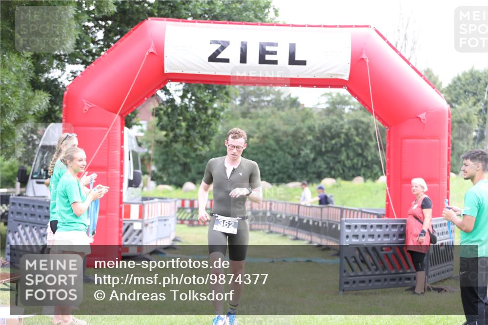 21.06.2026 - 29. Vierlanden-Triathlon Andreas Tolksdorf http://msf.ph/oto/9874377 21.06.2026 11:05:17 Ziel 362, 362 meine-sportfotos.de