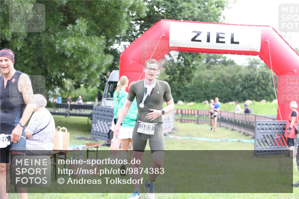 21.06.2026 - 29. Vierlanden-Triathlon Andreas Tolksdorf http://msf.ph/oto/9874383 21.06.2026 11:05:23 Ziel 346, 346 meine-sportfotos.de