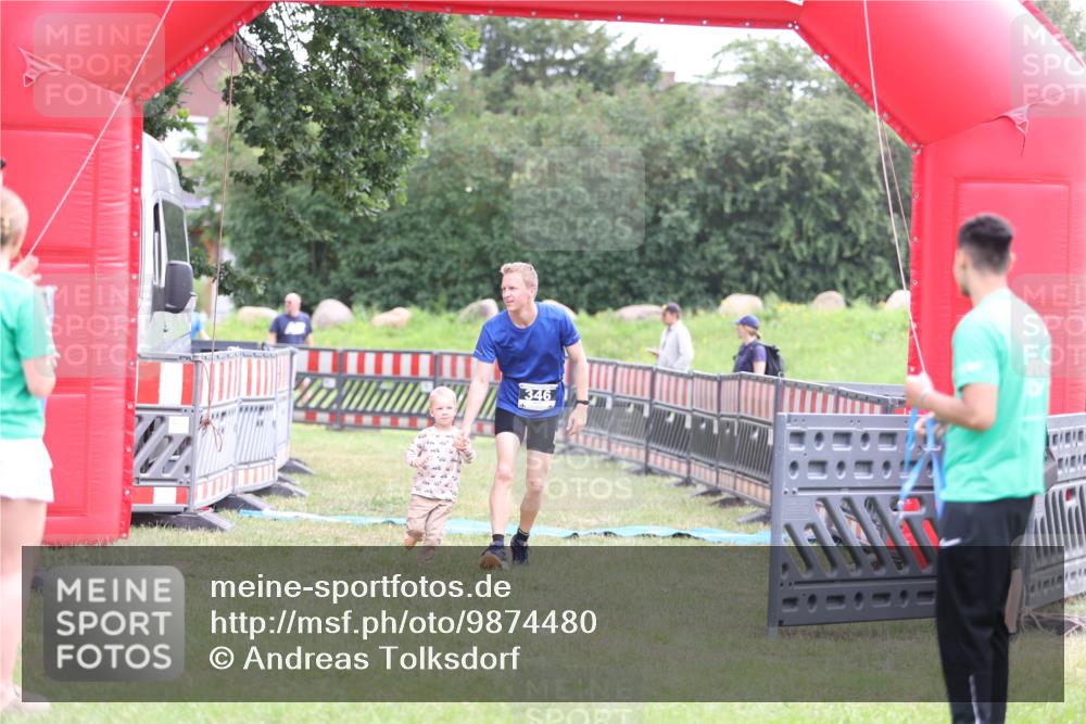 21.06.2026 - 29. Vierlanden-Triathlon Andreas Tolksdorf http://msf.ph/oto/9874480 21.06.2026 11:05:30 Ziel 346, 346 meine-sportfotos.de