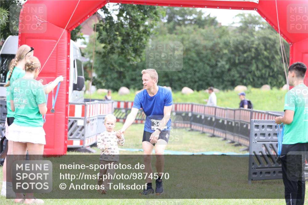 21.06.2026 - 29. Vierlanden-Triathlon Andreas Tolksdorf http://msf.ph/oto/9874570 21.06.2026 11:05:33 Ziel 337, 346, 337, 346 meine-sportfotos.de