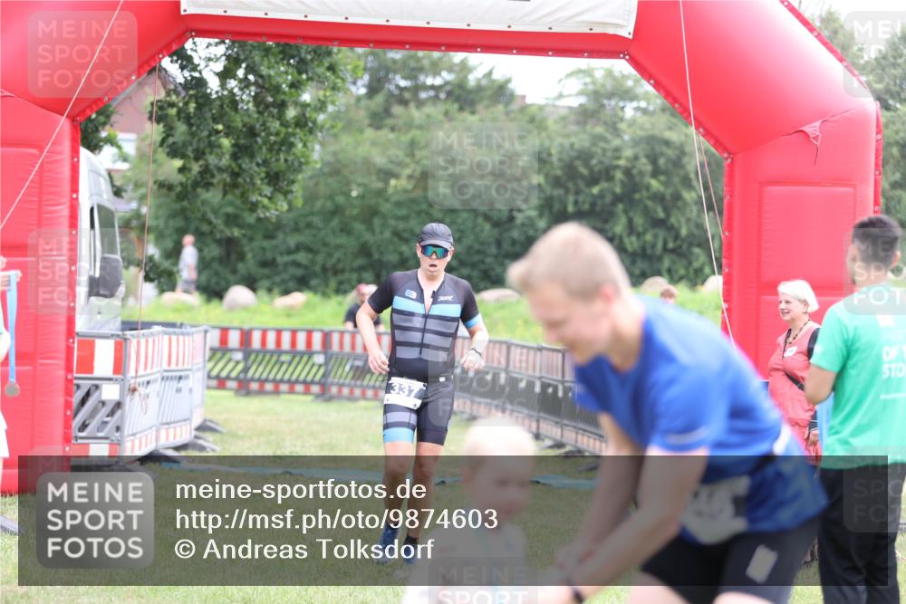 21.06.2026 - 29. Vierlanden-Triathlon Andreas Tolksdorf http://msf.ph/oto/9874603 21.06.2026 11:05:45 Ziel 337, 337 meine-sportfotos.de