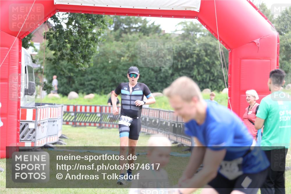 21.06.2026 - 29. Vierlanden-Triathlon Andreas Tolksdorf http://msf.ph/oto/9874617 21.06.2026 11:05:45 Ziel 337, 337 meine-sportfotos.de