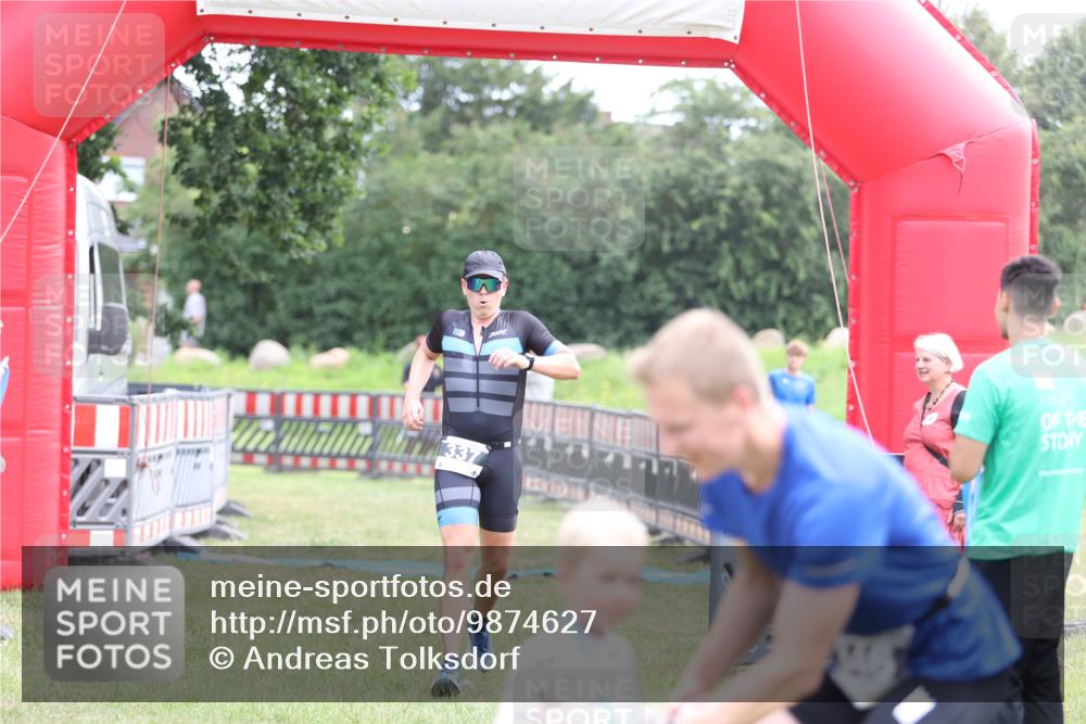 21.06.2026 - 29. Vierlanden-Triathlon Andreas Tolksdorf http://msf.ph/oto/9874627 21.06.2026 11:05:45 Ziel 337, 337 meine-sportfotos.de