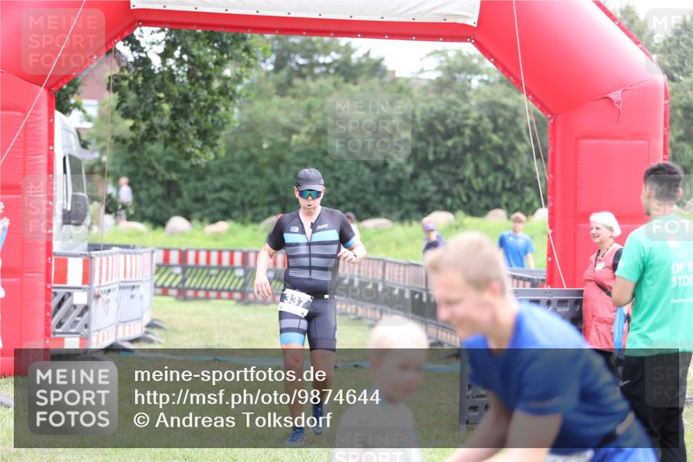 21.06.2026 - 29. Vierlanden-Triathlon Andreas Tolksdorf http://msf.ph/oto/9874644 21.06.2026 11:05:45 Ziel 337, 337 meine-sportfotos.de